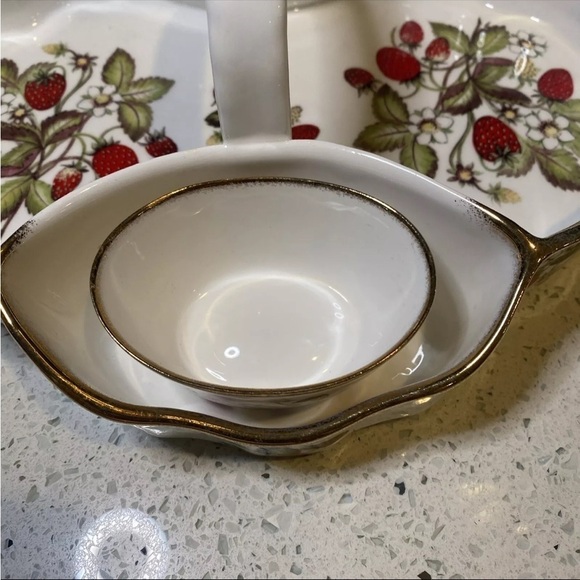 3pc. St. George Fine Bone China Strawberry Basket with creamer/sugar pot England - Picture 3 of 13